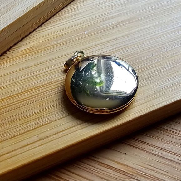Vintage Jewelry - Vintage Small gold colored locket round
